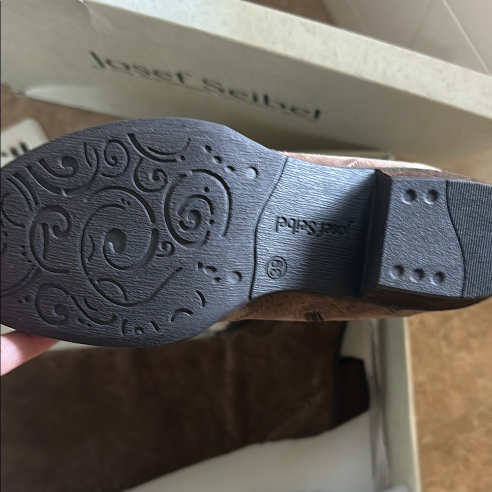 Josef Seibel Brown  Boots with Elegant Design - Picture 4 of 8